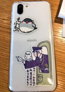 スマホカバーにステッカーを入れています。