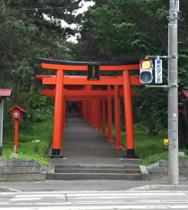 朱色の鳥居が続いています。