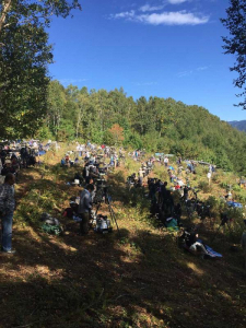 タカ見の広場は人だらけ