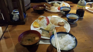 山小屋のご飯、ご飯とみそ汁が逆だ！