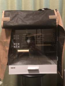 専用のおやすみカバー。個人的にマジックテープが不満です。