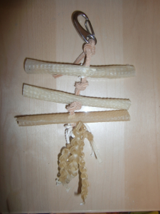 犬用ガムで作ったおもちゃです。