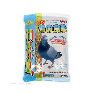 近所のホームセンターで買ったりする鳩の餌