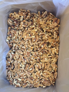 味見すると苦味もなく美味しいクルミ