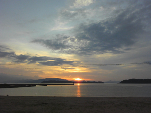 夏最後の水平線に沈む夕日。