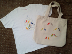 左)Ｔシャツ　右)帆布トートバッグ　