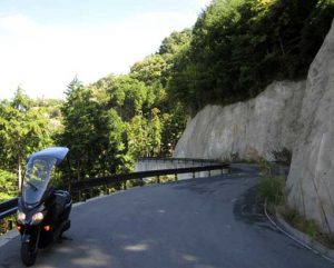 伊勢街道、お伊勢参り古道はこの崖の下